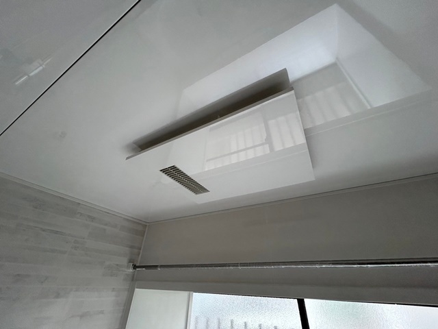 天井には換気・暖房扇を設置しました。
